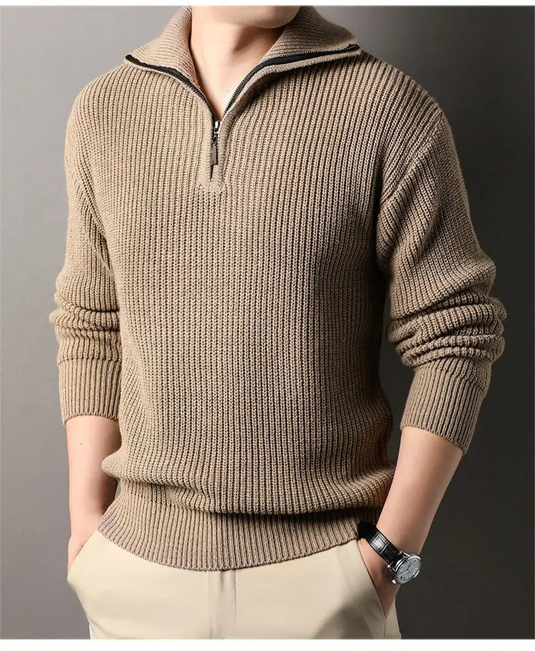 Herren-Halbrollkragenrippstrickpullover in Beige-Strick mit kontrastierender schwarzer Halb-Zippverschluss- und Kragenverarbeitung.