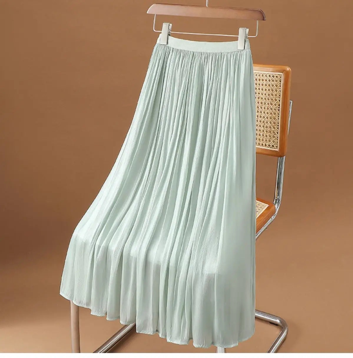 Ein fließender mintgrüner irrisierender Chiffon-Faltenrock mit weichem, leichtem Gewebe und elastischem Bund.