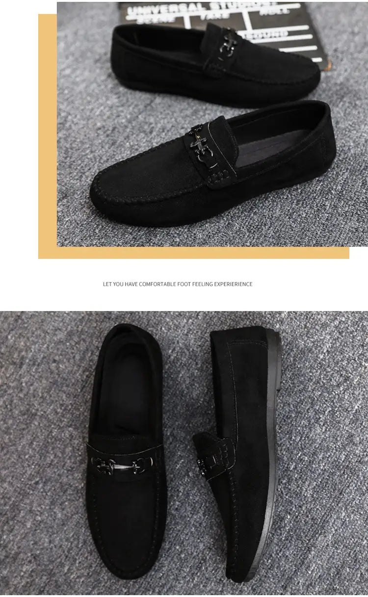 Mocassins à enfiler en daim marron pour homme avec mors de cheval, comportant un matériau en daim noir avec un détail de boucle métallique.