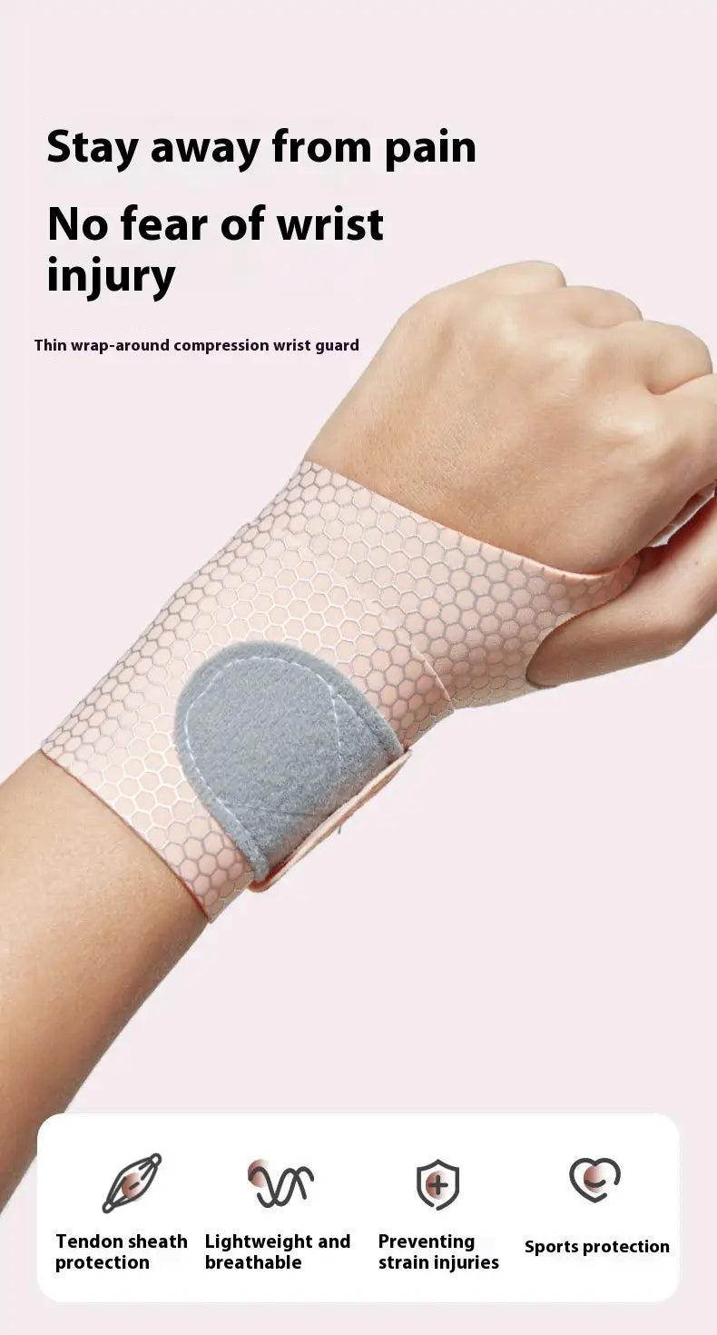 Protège-poignet en nid d’abeille rose clair, en maille respirante rose clair, avec protection de la gaine tendineuse rembourrée grise, présenté du côté arrière, pour les sports et la récupération après entorse.
