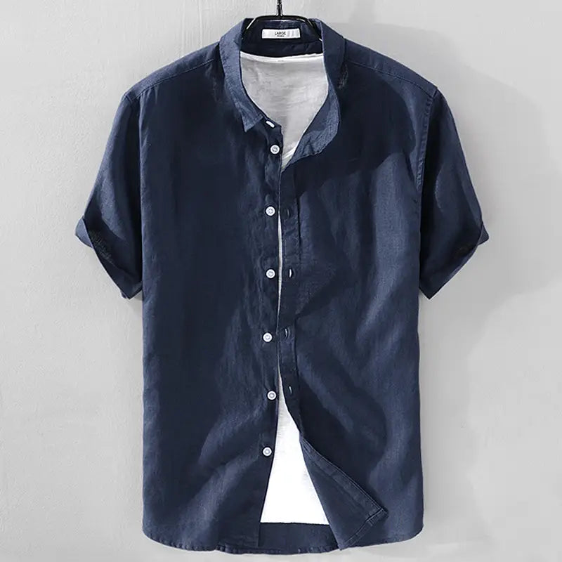 Chemise pour homme en lin à manches courtes bleu foncé, avec une texture subtile et des boutons blancs, respirante et adaptée aux journées chaudes.