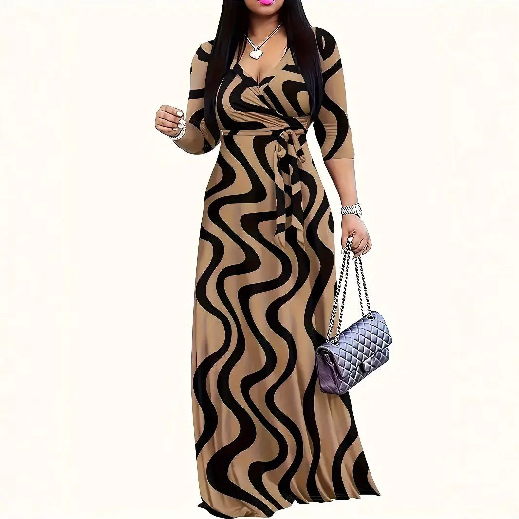 Élégante robe longue maxi à manches trois quarts imprimées présentant un motif ondulé camel et noir avec une taille à nouer façon portefeuille.