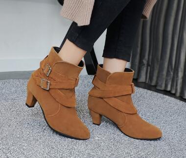 Botines de ante de cuero color camel con correas dobles con hebilla dorada y un tacón de bloque bajo para pumps.