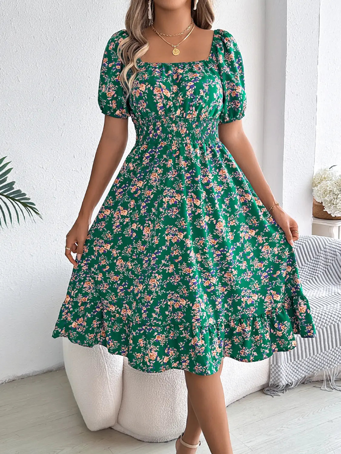 Robe midi à imprimé floral vert avec manches courtes bouffantes et encolure carrée, conçue pour l’été.
