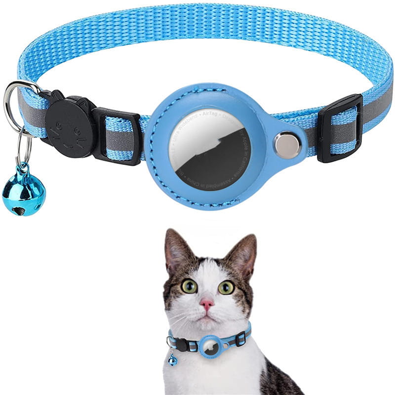 Collier pour chat en tissu tissé réfléchissant, couleur bleu, boucle de sécurité en plastique noir et boîtier en silicone bleu circulaire renfermant un Apple AirTag pour le suivi des animaux.