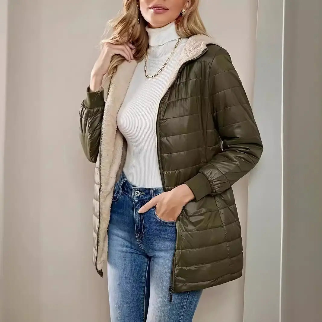 Doudoune matelassée vert olive pour femme avec doublure en peau lainée beige et capuche en polaire.