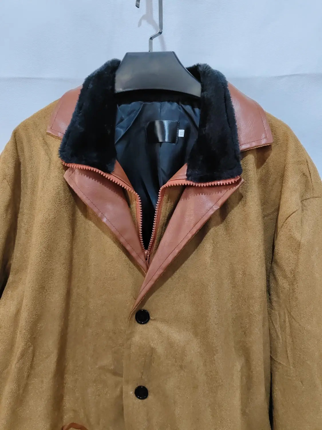 Chaqueta de trabajo para hombre en ante con cuello de pelo, en color camel, con cuello de cuero camel a contraste, forro de pelo negro y botones negros en la parte delantera.
