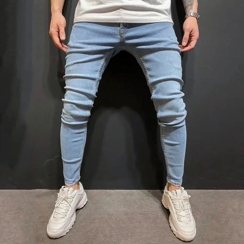 Les jeans en denim délavé clair à coupe slim, effet vieilli, présentent une coupe slim et des détails de patine subtils.