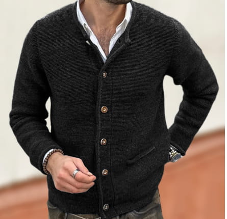 Herren-Strickjacke Slim Fit mit langen Ärmeln, schwarzem meliertem Strick und Holzknöpfen.