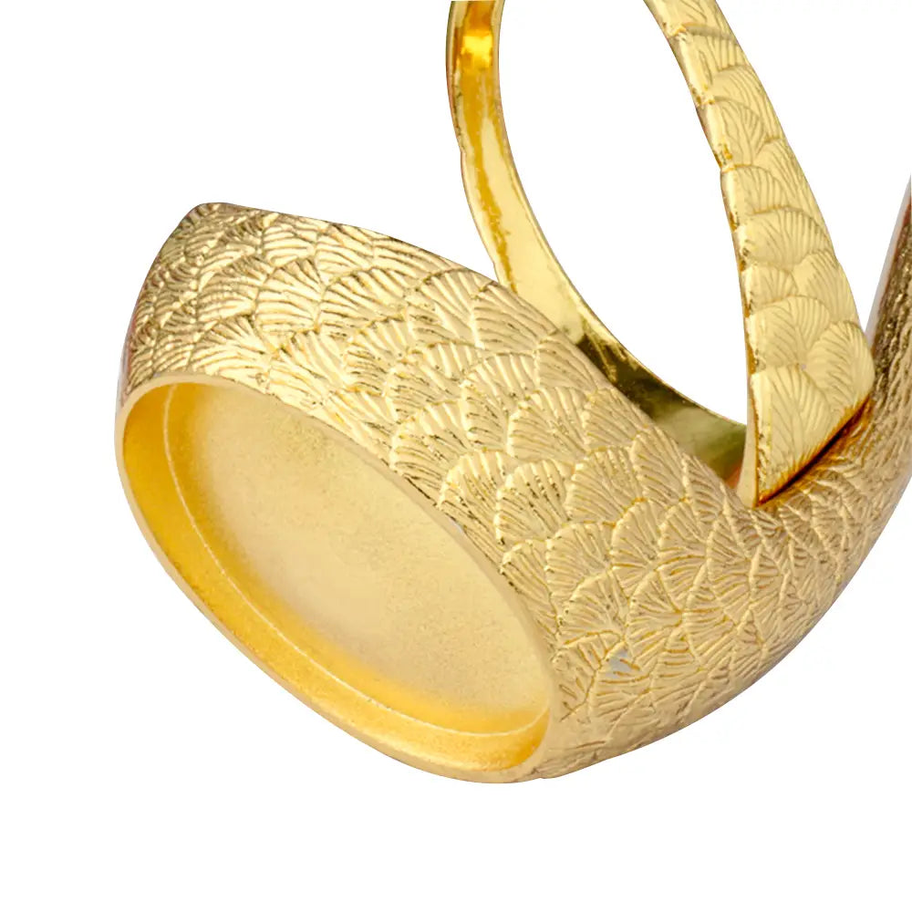 Anneau de couleur or, présentant un motif texturé en forme d’écailles, conçu comme élément de la collection Coffret de coutellerie Cygne en cuillères et fourchettes à dessert dorées.