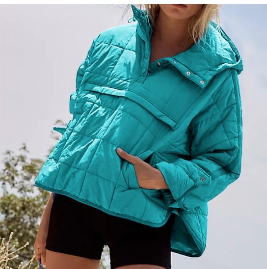Eine petrolblaue gesteppte Damen-Steppjacke mit Kapuze mit Fronttaschen und warmem, isolierendem Design.
