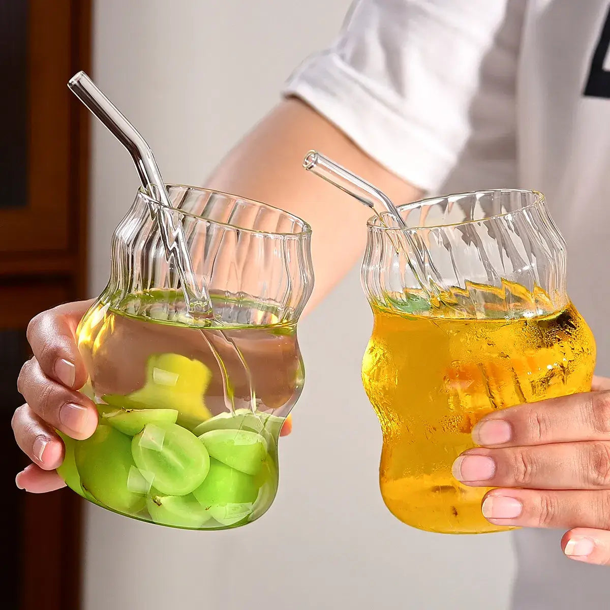 Klare gerippte Glasbecher im Mason-Jar-Stil mit Edelstahlstrohhalmen aus dem gerippten Glasbecher-Set mit Strohhalmen, 6-teiliges Set, 19 oz