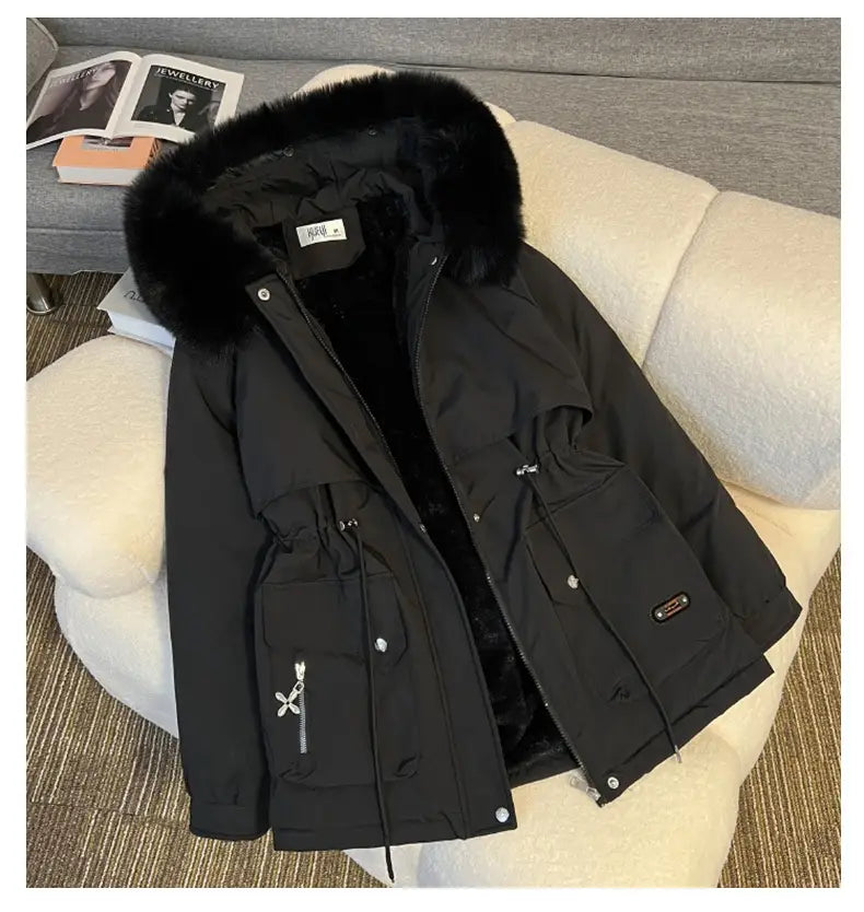 Parka matelassée à capuche avec col de fourrure noire, capuche doublée de fourrure duveteuse et fermeture zippée avant.