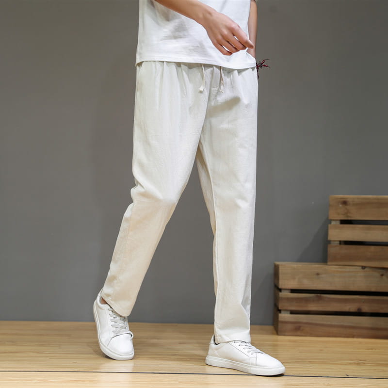 Herren-Slim-Fit-Jogginghosen aus weißem Baumwoll-Leinen mit Kordelzugbund und dezenten Seitentaschen.