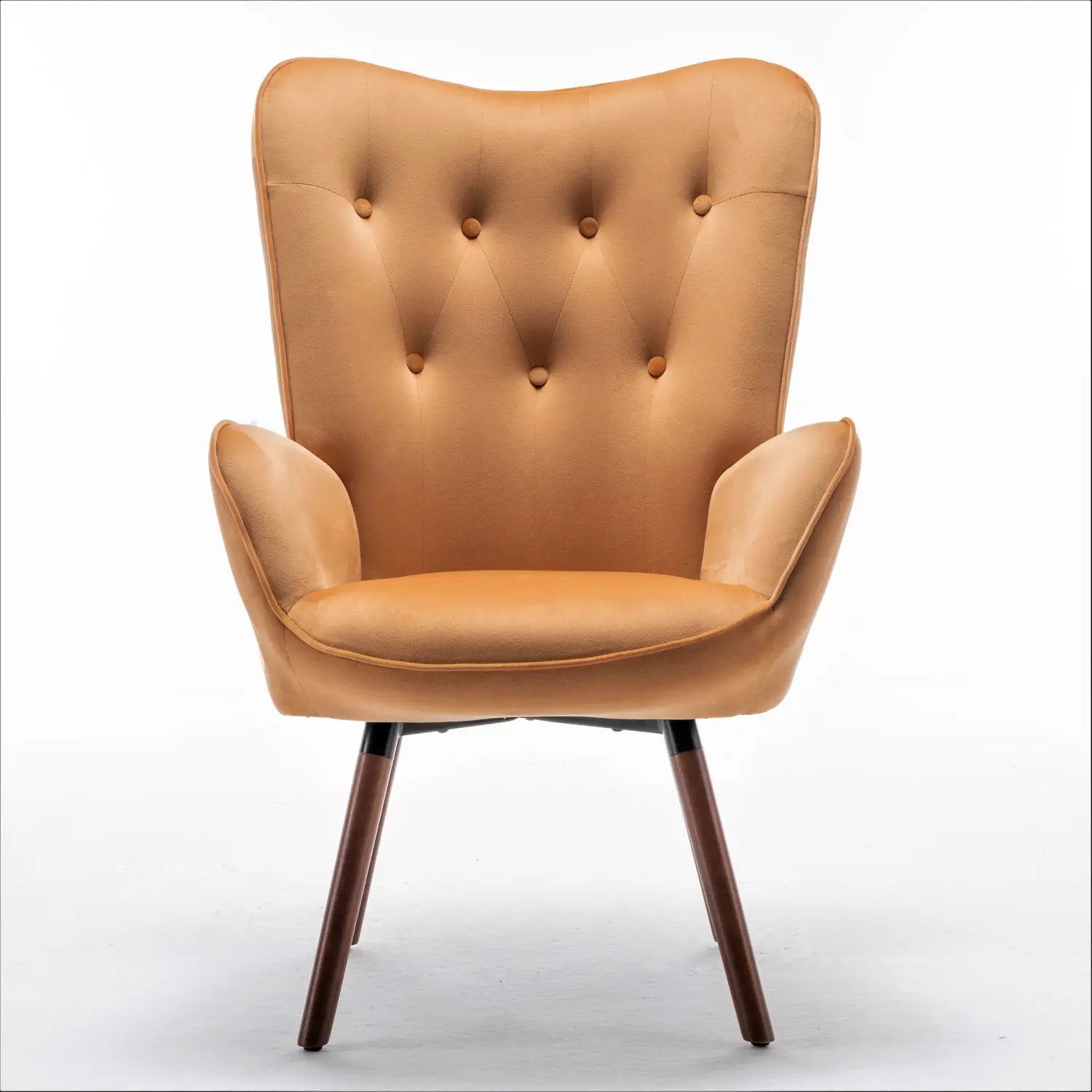 Sillón de acento tipo wingback de estilo moderno de mediados de siglo, en cuero color amarillo mostaza, con respaldo abotonado y patas de madera.