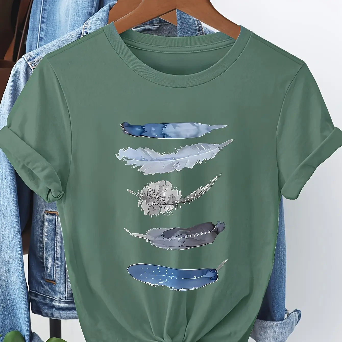 Olivgrünes kurzärmeliges Damen-Baumwoll-T-Shirt mit einem Wasserfarben-ähnlichen Druck von fünf Federn in Nuancen von Blauweiß und Grau.