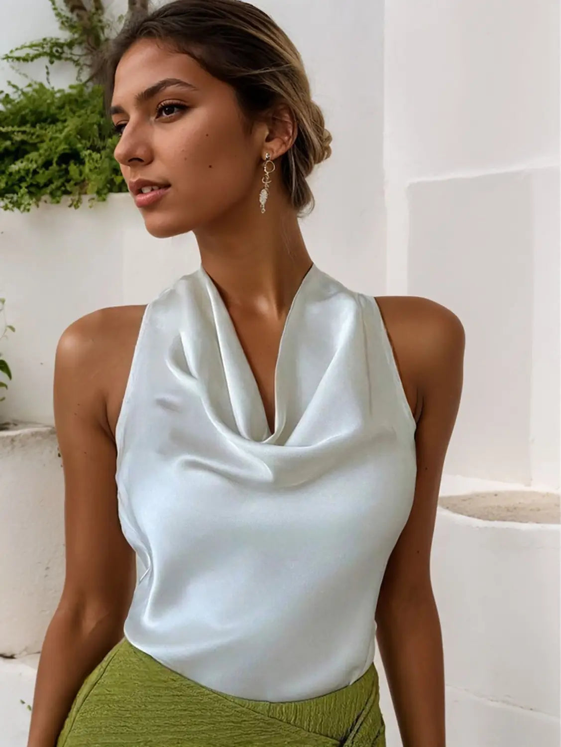Ein elegantes hellblaues Satin-Haltertop mit drapiertem Cowl-Ausschnitt.