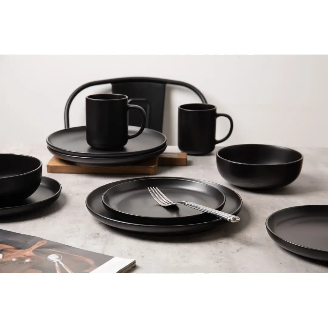 Juego de vajilla de cerámica mate negro de 12 piezas que incluye platos de cena, tazones y tazas a juego para servir a tres personas.