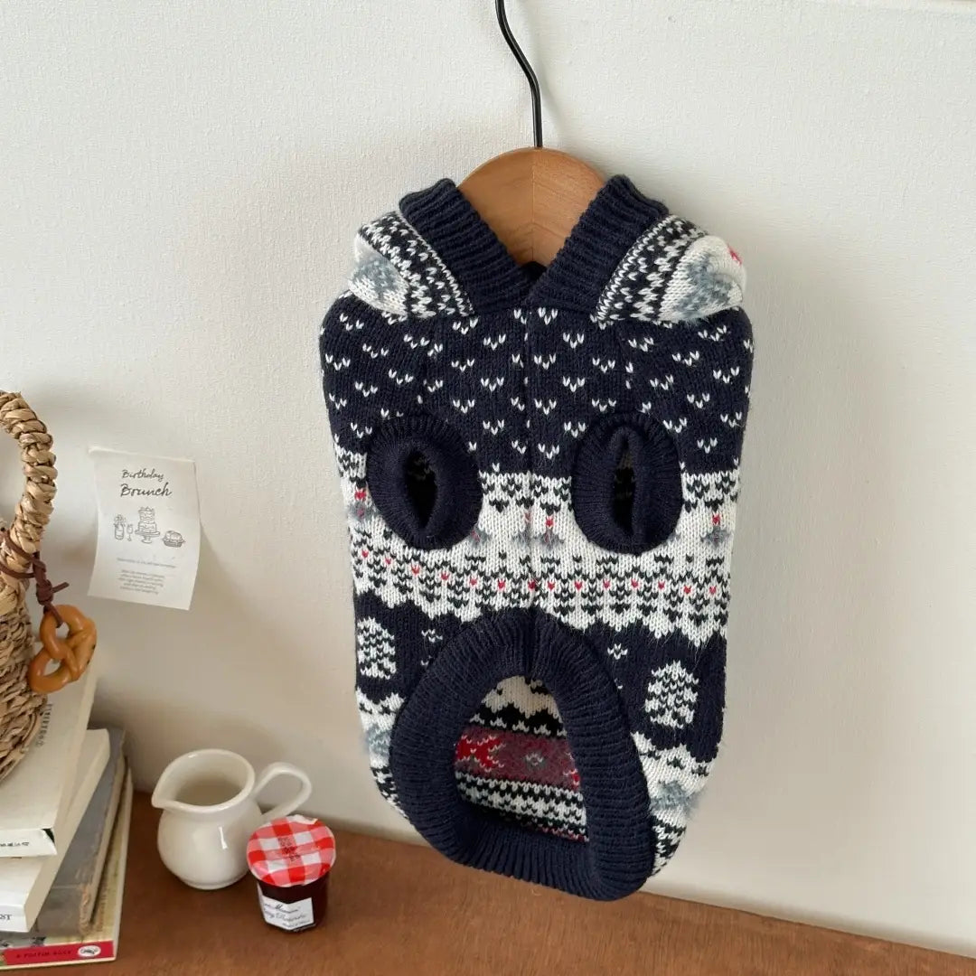 Pull en tricot nordique pour chien bleu foncé et blanc, avec un motif festif évoquant un visage, deux ouvertures circulaires pour les yeux et une bouche ouverte, pour des vêtements d’hiver chauds pour animaux de compagnie.