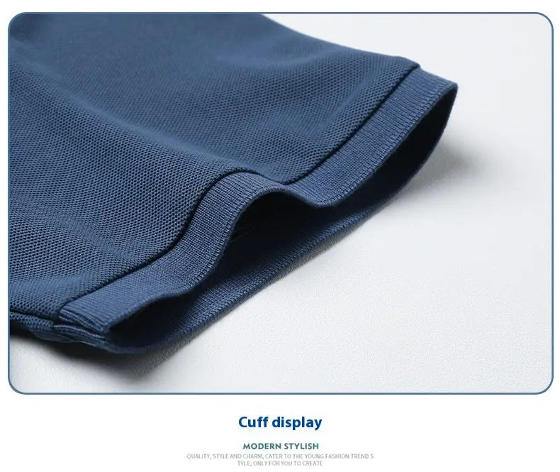 Dunkelblaues, strukturiertes Strickbündchen eines Herren-Poloshirts mit kurzem Ärmel – Casual-Sommeroberteil.