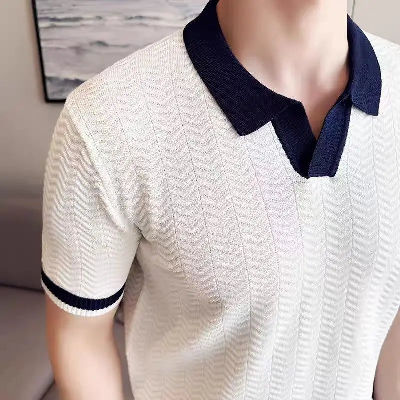 Ein weißes Eisseiden-Feinstrick-Poloshirt mit kurzen Ärmeln, mit dunkelblauem Kragen und Ärmelmanschetten, mit einem strukturierten Hahnentrittmuster für die Sommerzeit.