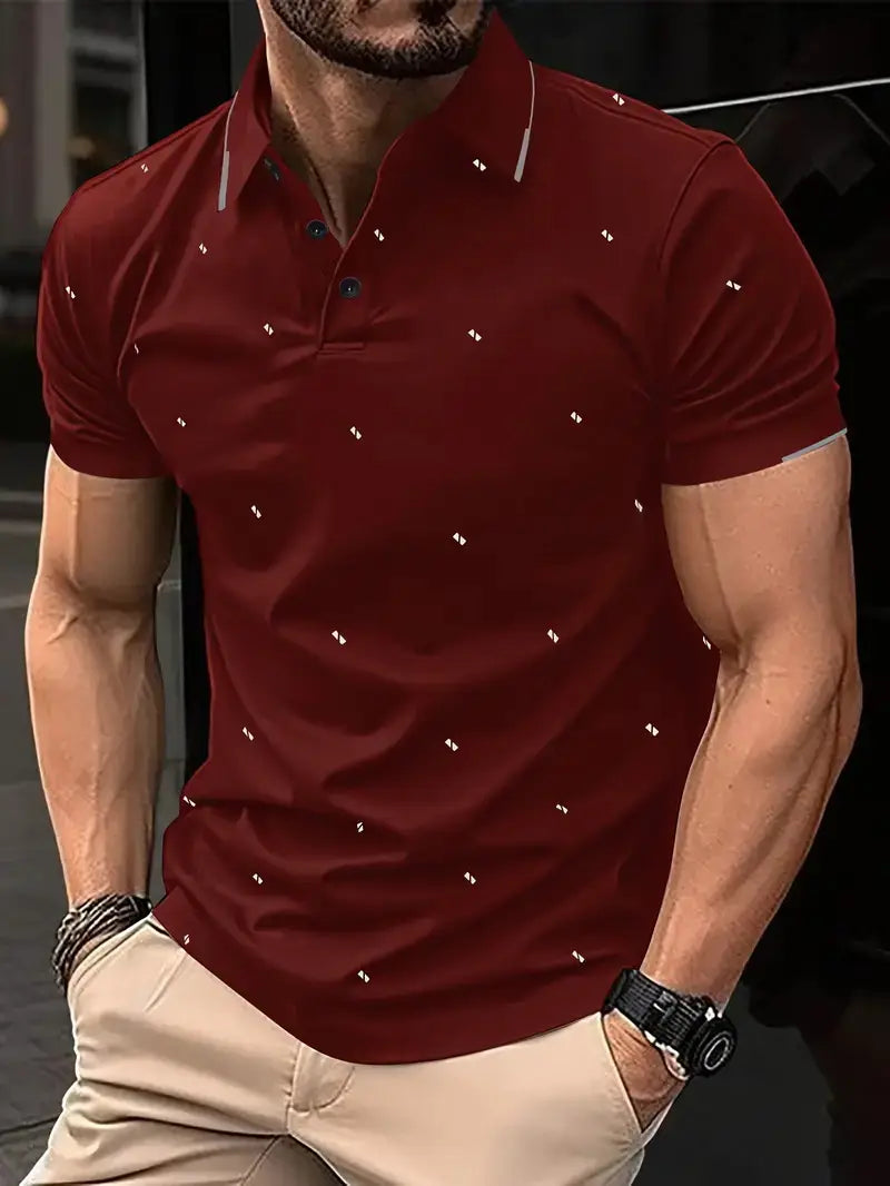 Ein bordeauxrotes Herren-Poloshirt mit Kontrastbesatz, kurzen Ärmeln und einem dezenten Muster aus kleinen, weiß rautenförmigen Applikationen über dem Stoff.