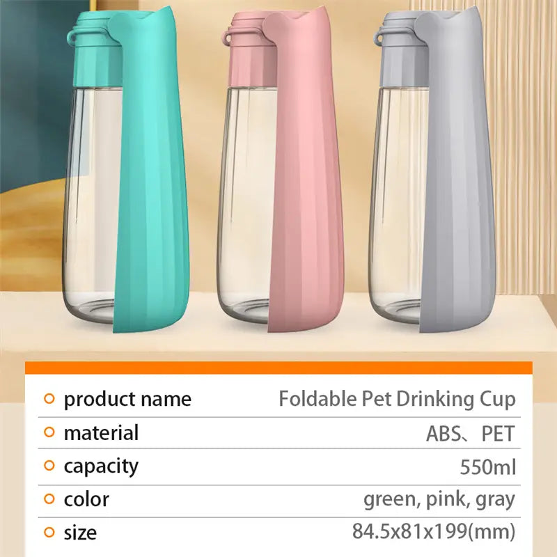 グリーン、ピンク、グレーの3色の携帯用犬用ウォーターボトル折りたたみ式トラベルカップ。各容量550mlで、外出先でのペットの水分補給に適しています