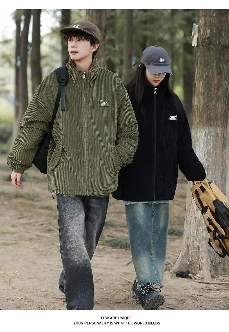Herren Cord-Pufferjacke in Olivgrün mit gerippter Struktur, Reißverschluss-Design und aufgesetzten Fronttaschen für winterliche Wärme.