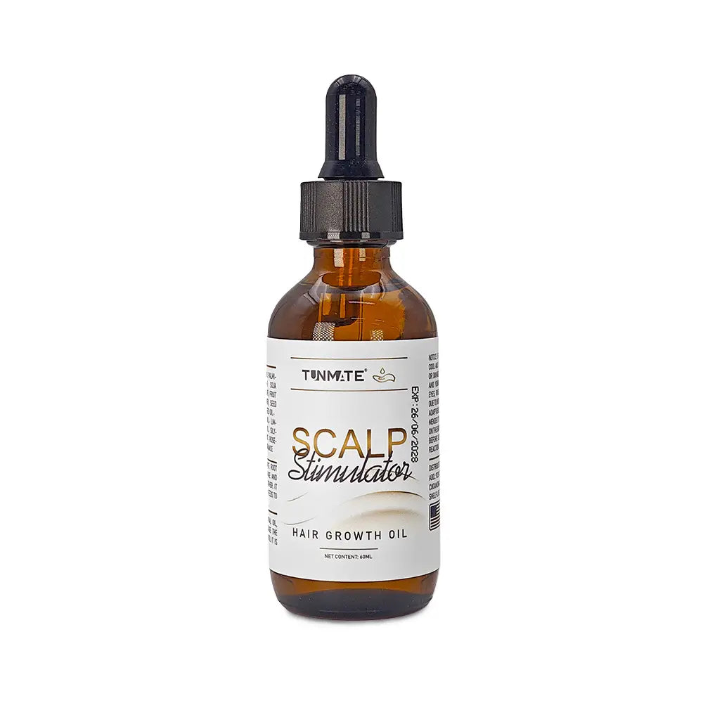 Un frasco de vidrio ámbar elegante con tapa cuentagotas negra y etiqueta blanca que indica aceite estimulante para el crecimiento del cabello por tonmte, aceite para el cabello de menta para el cuidado del cuero cabelludo y el crecimiento.