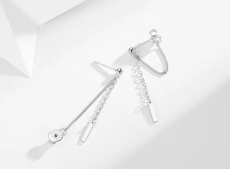 Pendientes colgantes de cadena geométrica minimalista y barra en plata con cadenas delicadas y cuentas metálicas rectangulares y circulares.