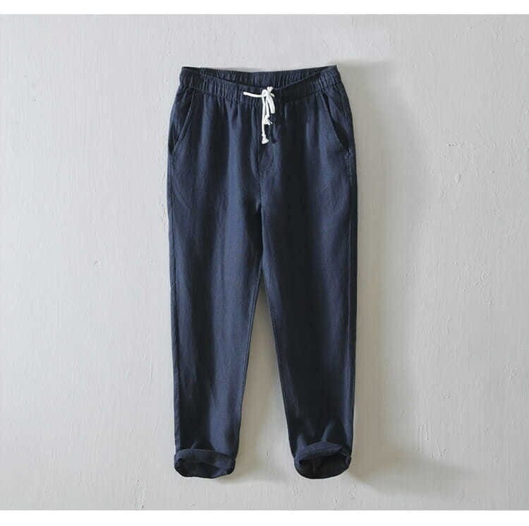 Herren-Casual-Hosen in Übergröße mit geradem Schnitt aus Leinen in Dunkelblau mit weißem Kordelzugbund und umgeschlagenen Bündchen.