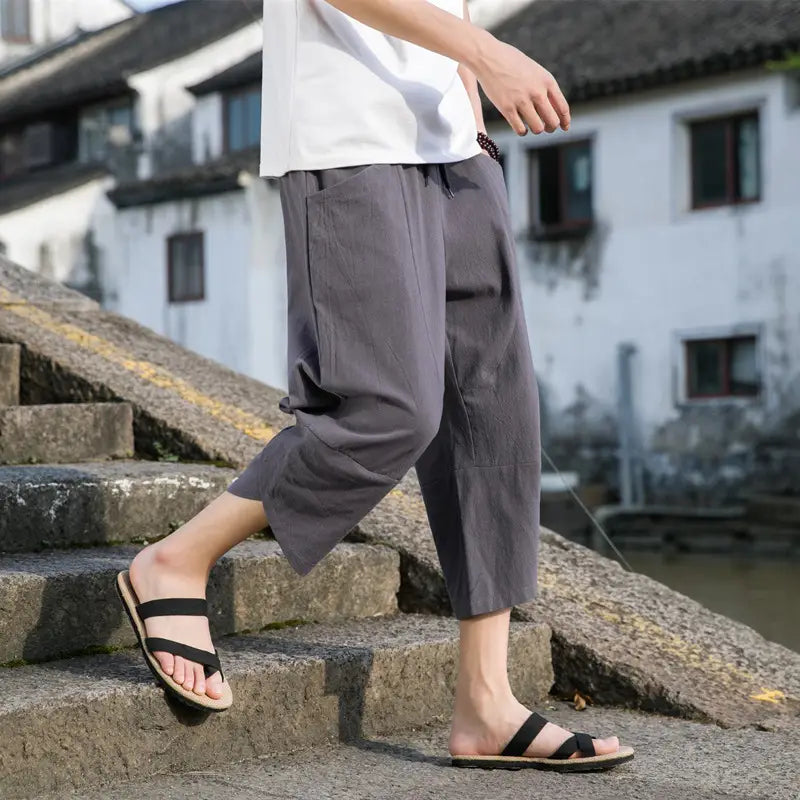 Pantalon de plage décontracté en lin pour hommes, pantalon en lin gris, coupe ample légèrement fuselée, poches latérales.