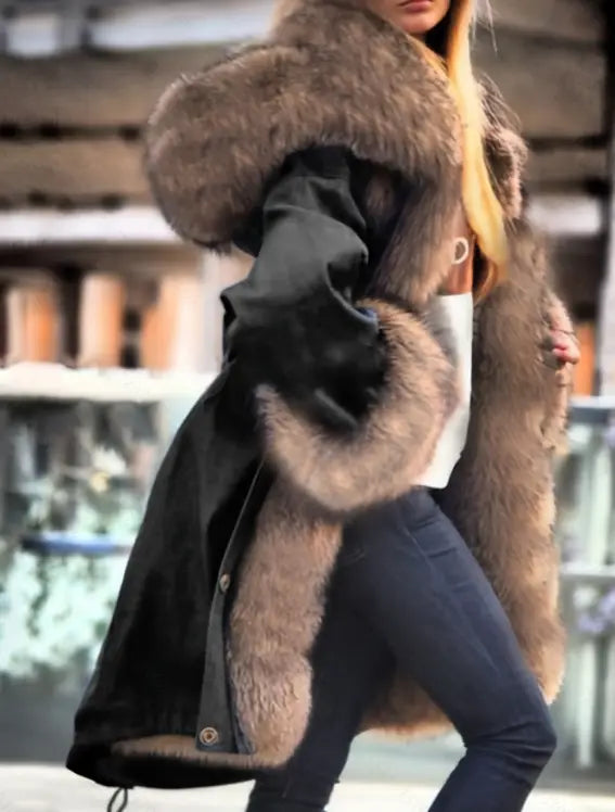 Une luxueuse veste-coat ample noire, avec une capuche et des poignets doublés de fausse fourrure couleur beige clair et moelleuse.