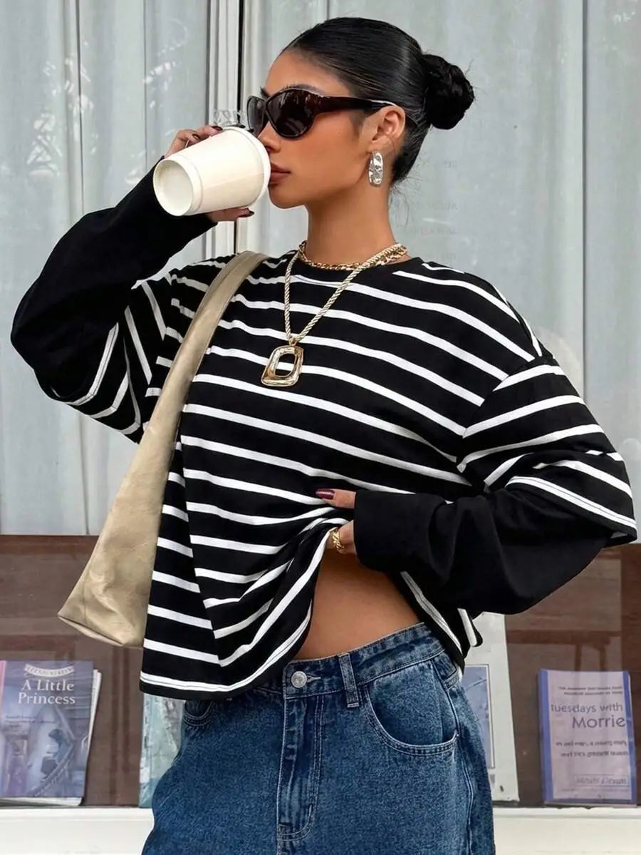 Top de manga larga con rayas horizontales negro y blanco con ajuste corto relajado de la colección de sudadera oversize tipo conjunto falso de dos piezas con rayas.