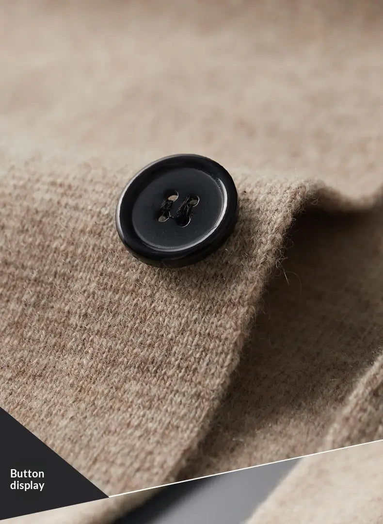 schwarzer runder Knopf mit vier Löchern, eingelassen in einen strukturierten beigen Wollstoff auf der Herren V-Ausschnitt-Strickjacke aus olivgrünem Cardigan-Blazer