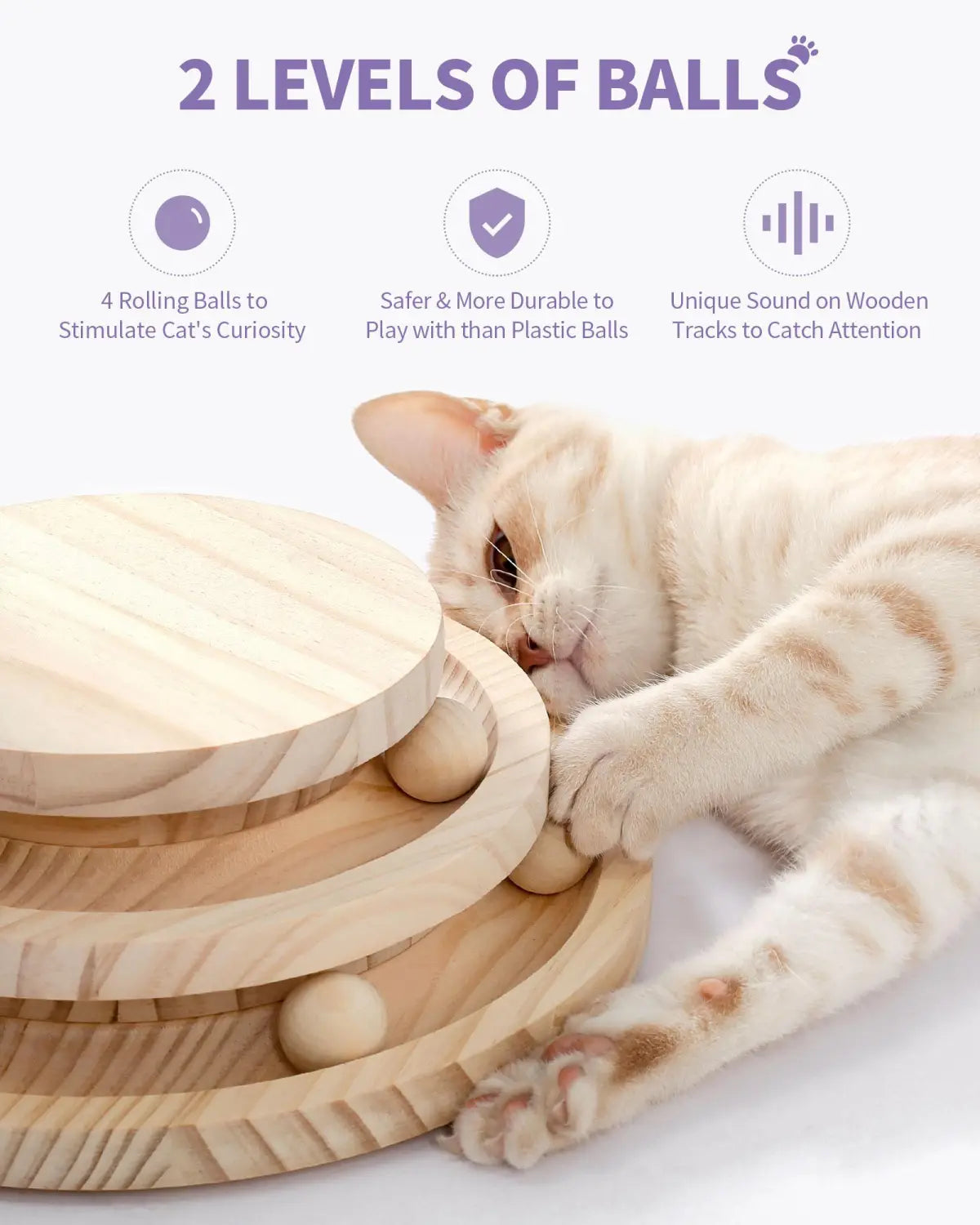 Griffoir pour chat en bois clair, avec corde en sisal et une piste à balles à deux niveaux comprenant quatre balles roulantes pour un jeu interactif.