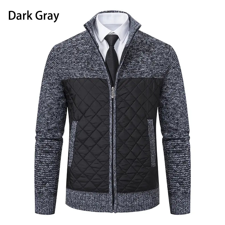 Cardigan pour homme en maille matelassée à col montant, avec un modèle gris foncé zippé, un haut en maille texturée et un panneau noir matelassé.
