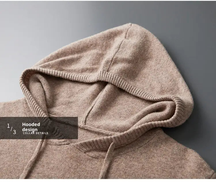 Beiger Strick-Hoodie mit gerippten Bündchen und Kordelzügen, im Design eines Herren-Strickpullovers mit Kapuze, locker geschnitten.