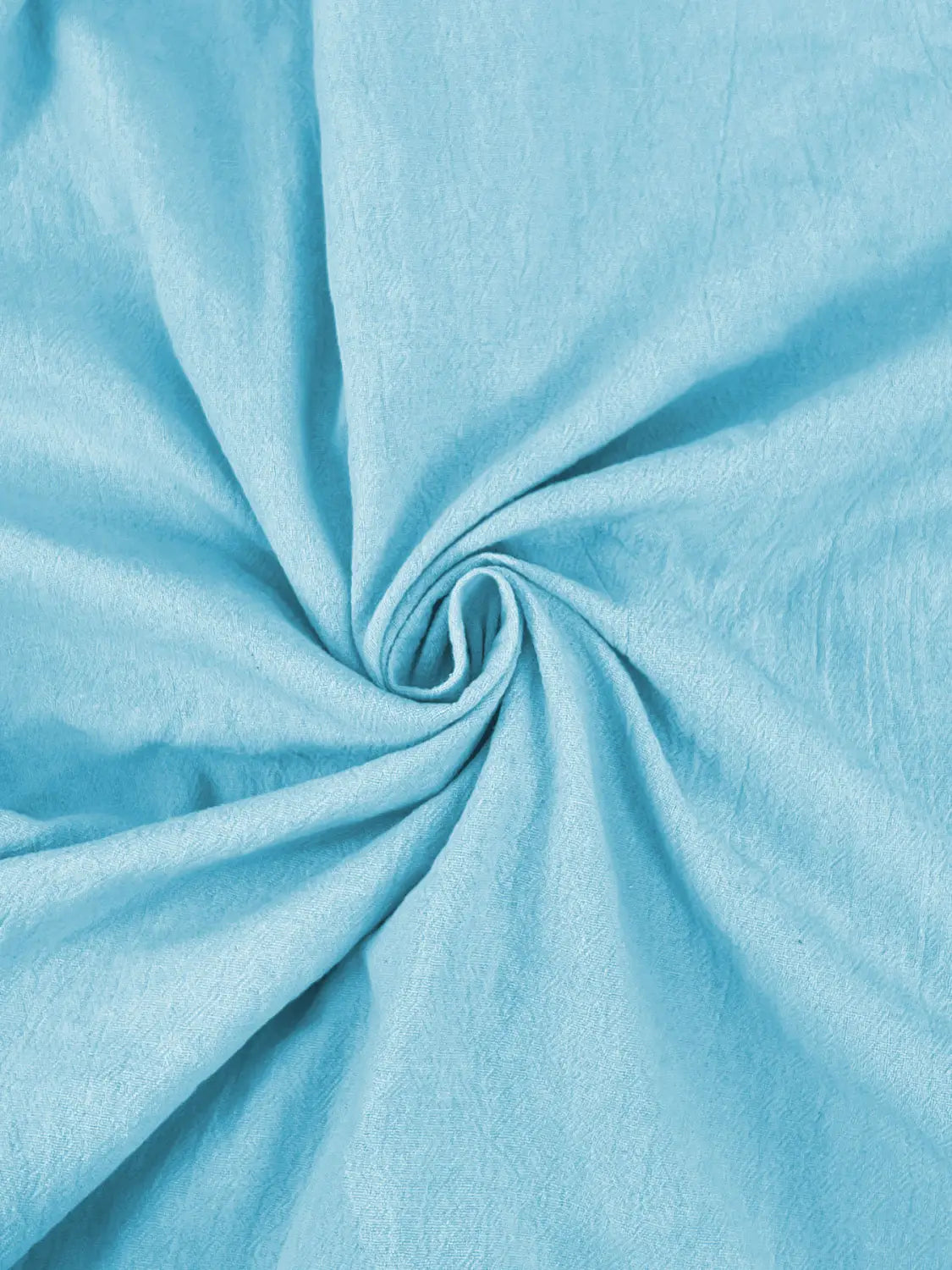Camisa de cárdigan con capucha ligera para hombre en azul claro, con tejido suave y ligeramente texturizado, con un patrón de remolino sutil.
