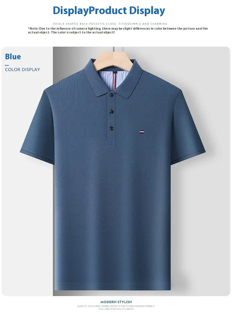 Herren-Poloshirt mit kurzem Ärmel als Casual-Sommeroberteil aus blau geripptem Stoff mit schwarzen Knöpfen und einem kleinen roten Logo auf der linken Brust.