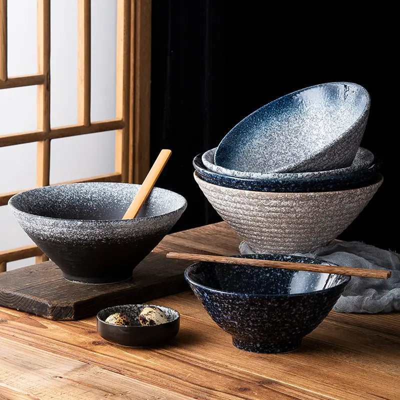 Set aus rustikalen japanischen Keramikschalen in gesprenkelten Schwarz-, Navy-Blue- und Grautönen mit strukturierten Oberflächen zur Verwendung als Tischgeschirr.