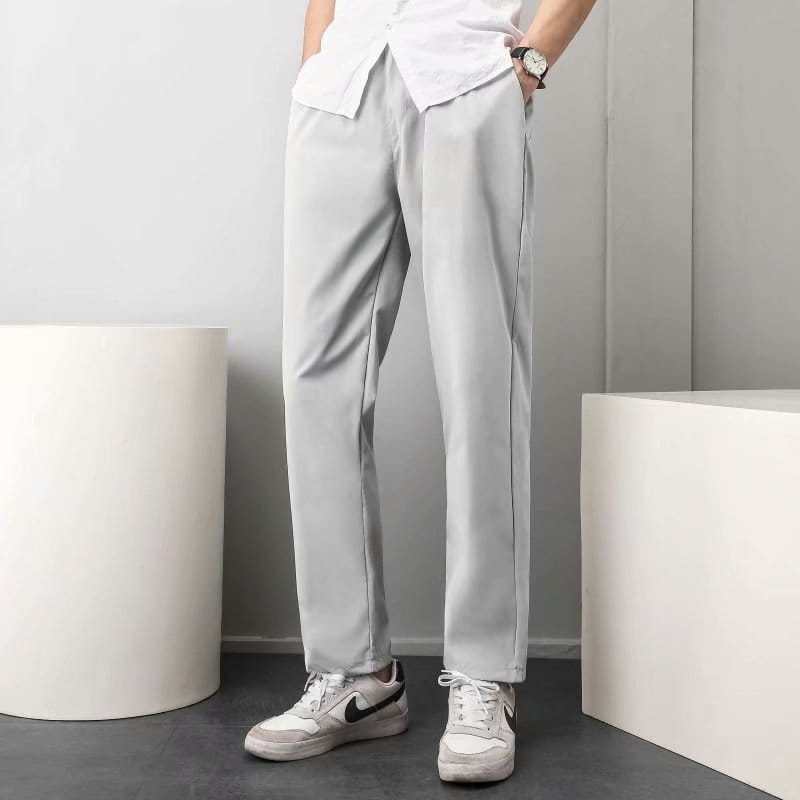 pantalon slim fit gris clair avec un détail discret au niveau de la couture latérale, conçu pour un usage décontracté dans le cadre de la collection de pantalons chino slim fit vert olive