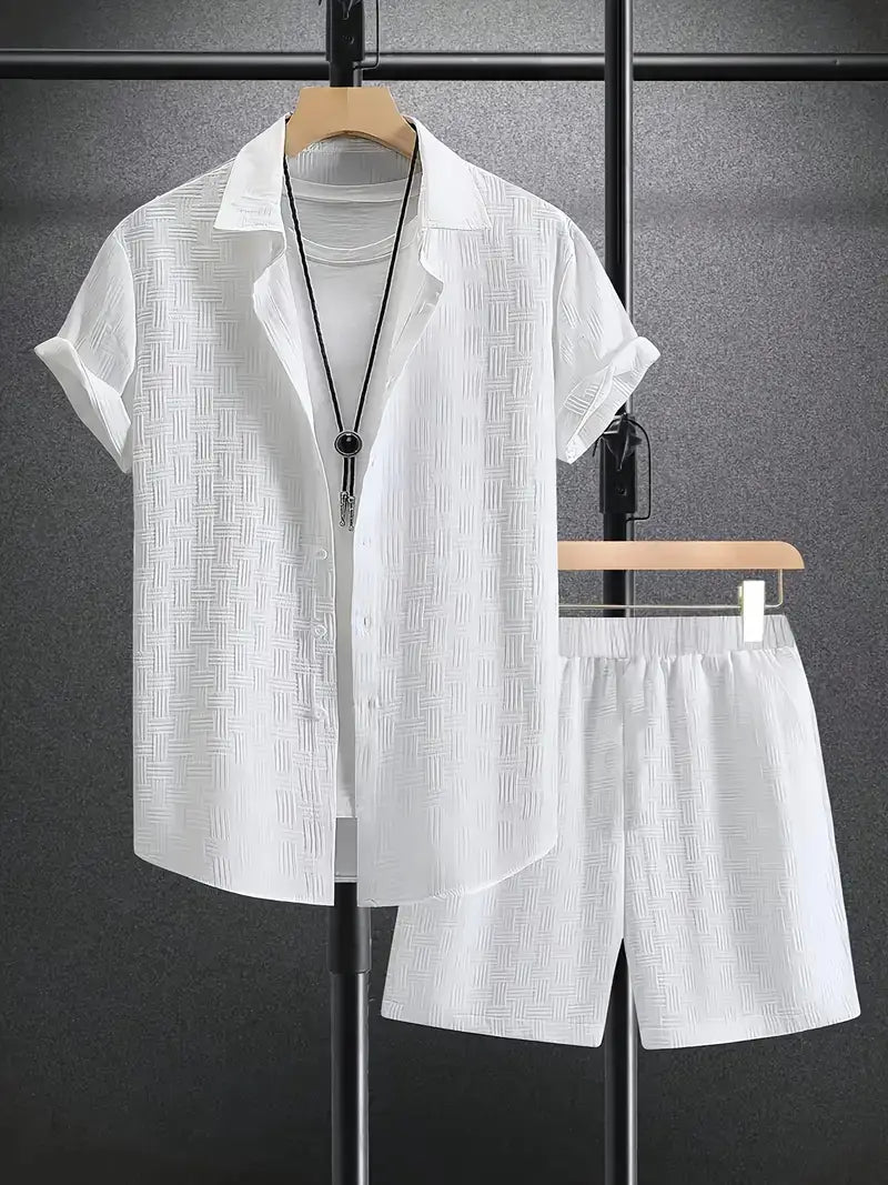 Chemise blanche boutonnée à manches courtes et ensemble de short assorti, avec une texture tissée discrète, présenté sur des cintres.