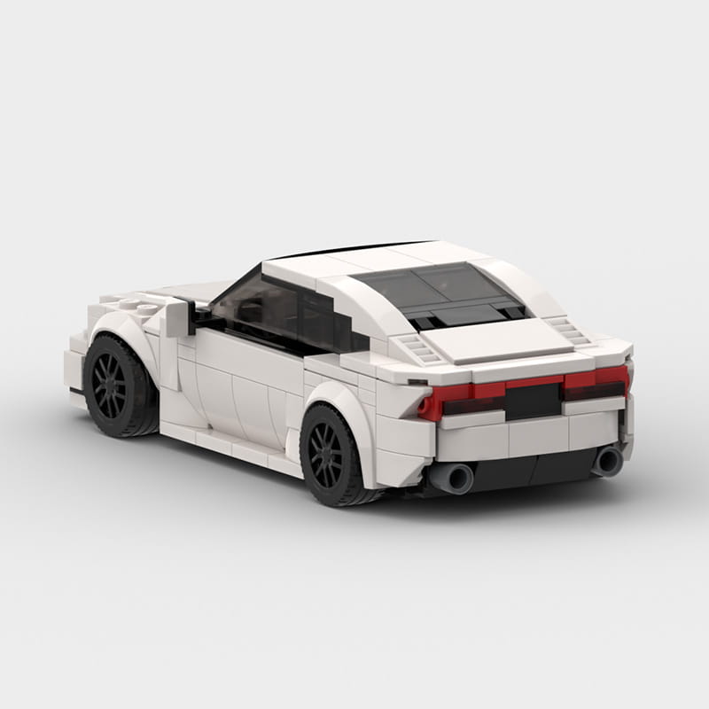 Modelo de juguete de coche deportivo Audi Rs7 de LEGO Technic hecho con bloques, blanco, mostrado desde la parte trasera, con ruedas negras y luces traseras rojas.