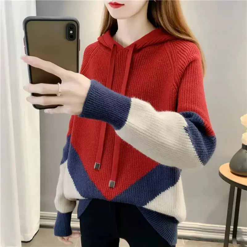 Colorblock-Strickhoodie für Damen in Rot, Marineblau und Creme mit gerippter Struktur und Kordelzug-Kapuze.