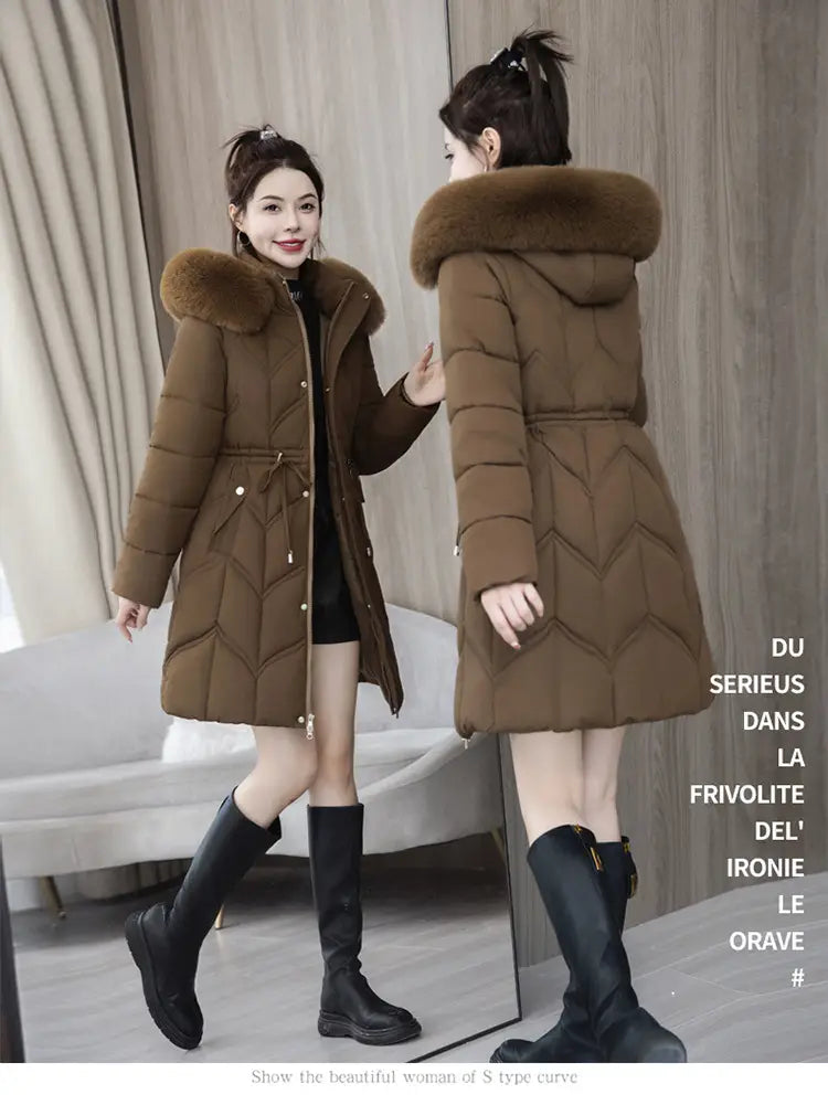 Braune gesteppten Winterjacke aus Baumwolle mit einer kuscheligen, pelzgefütterten Kapuze, ausgelegt für kaltes Wetter.