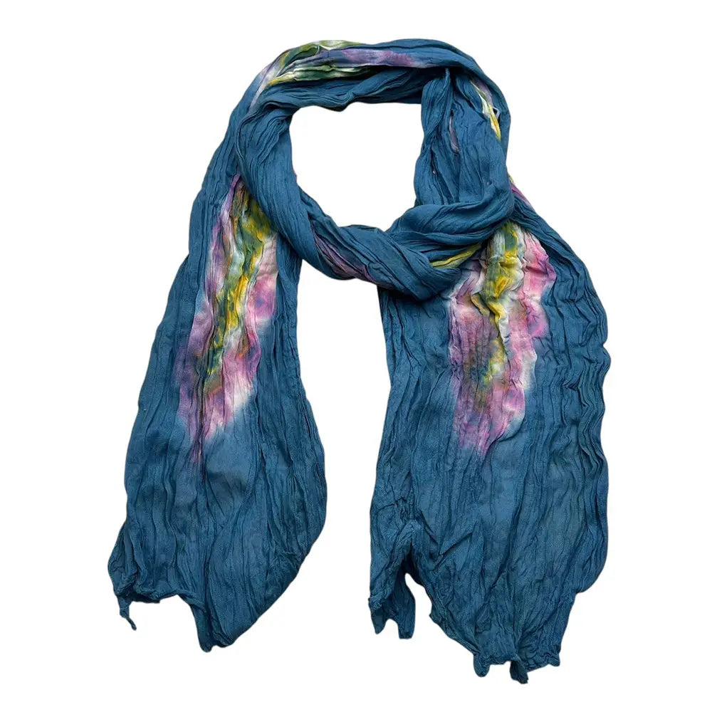 Ein fließender Türkis-Tie-Dye-Baumwoll-Crinkle-Schal mit einer tiefen Petrol-Basis und lebhaften Mustern in Pink und Gelb.