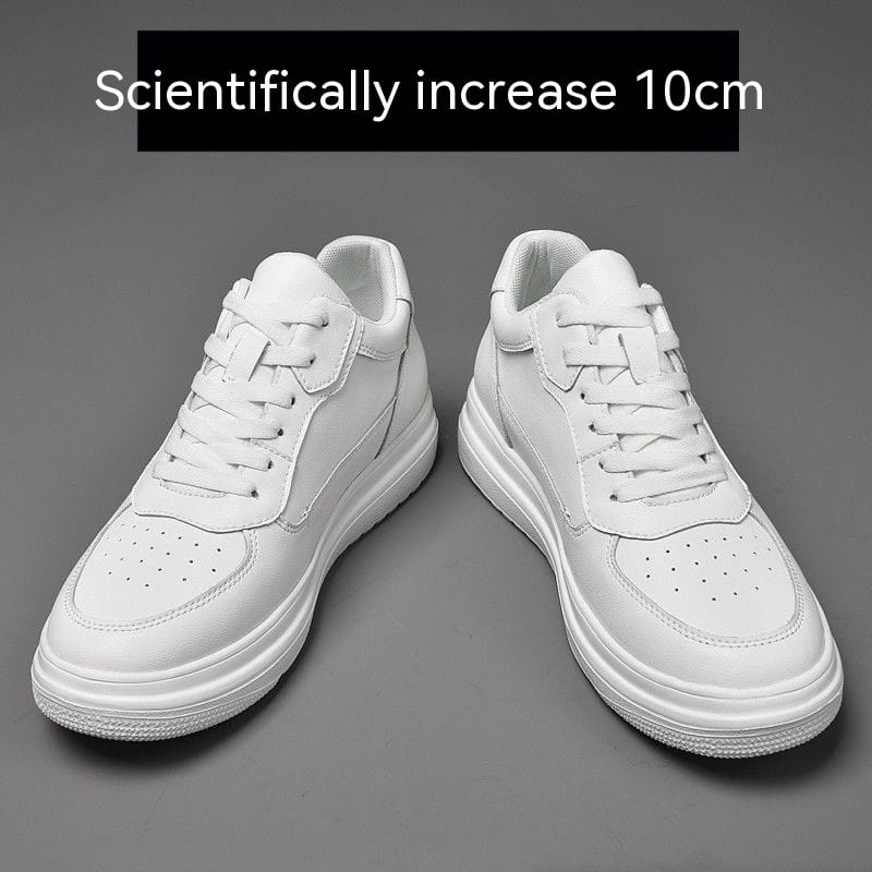 weiße Ledermännersneaker mit markanter Plattformsohle und perforierter Zehenkappe für Laufschuhe.