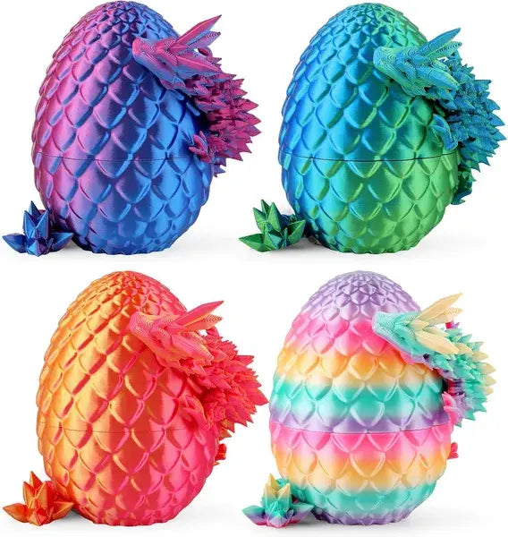 Ein Set aus vier 3D-gedruckten Drachen-Eiern in schillernden Farben mit geprägten Schuppen und kleinen modellierten Drachen, die aus der Oberseite als geheimnisvolle Kristallspielzeuge hervorgehen.