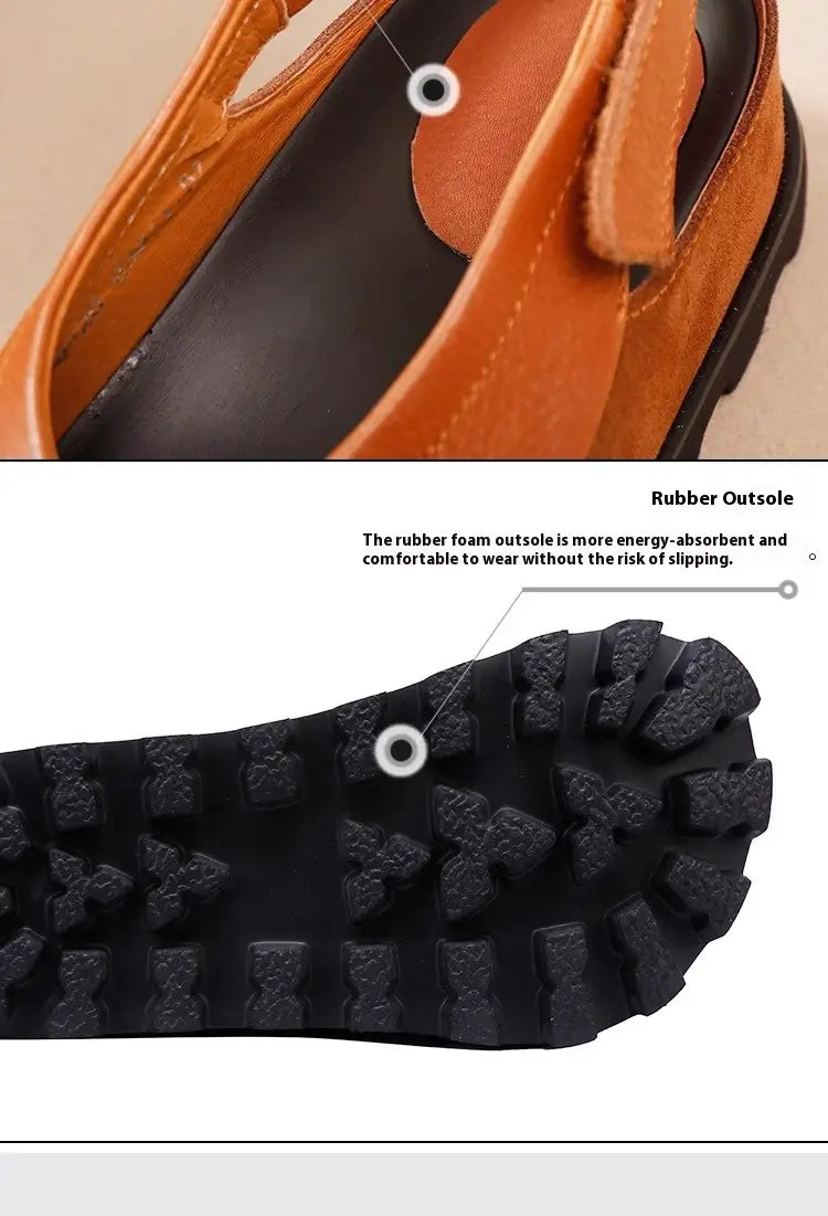 Orangefarbene Plateausandale aus Leder mit markantem Retro-Design und schwarzer Gummiaußensohle, mit einem strukturierten, profilierten Muster.